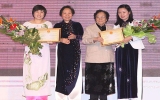 越南两名优秀女士荣获越南妇联柯瓦奖项