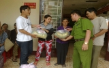 CLB Phòng chống tội phạm phường Phú Hòa tặng quà cho người nghèo