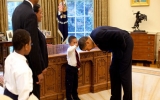 Câu chuyện đằng sau bức ảnh cậu bé sờ đầu Tổng thống Obama