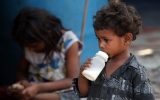 Ấn Độ: Bắt 4 đối tượng bán sữa pha với... nước cống
