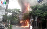 Cháy lớn tại cửa hàng kinh doanh đồ trẻ em trên phố Sơn Tây