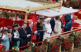 British Queen celebrates Diamond Jubilee with 1,000 boat flotilla on Thames river