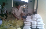 Phát cơm từ thiện cho bệnh nhân nghèo huyện Bến Cát