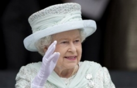 Queen cheered  at final jubilee festivities