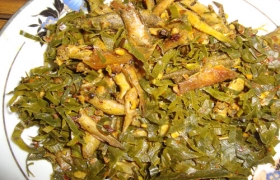 Cá đồng kho lá nghệ