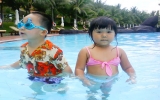 Giúp trẻ bơi lội an toàn trong dịp hè