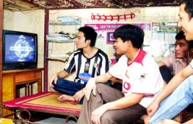 Nỗi lòng vợ của những 'tín đồ' bóng đá
