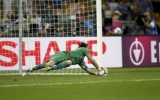 Italy hold nerve in shootout to reach semis