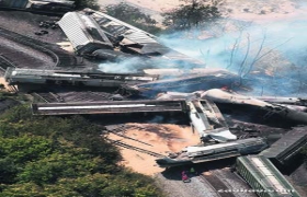 美国火车出轨 疑化学品爆炸引发大火