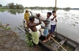 Anger in India after floods leave 109 dead, 400,000 homeless