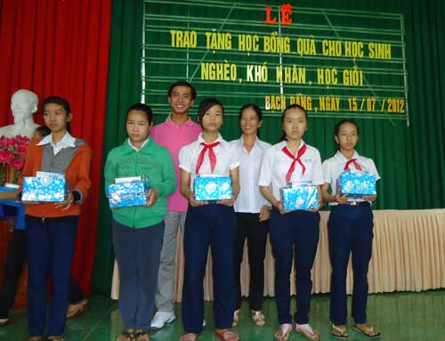 Đoàn viên thanh niên xã Bạch Đằng (Tân Uyên): Hành động “Vì đàn em thân yêu”