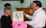 Provincial leaders pay gift visit to privileged families in TDM city