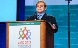Elton John: Tình yêu có thể ngăn được đại dịch AIDS