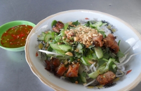 Bún thịt nướng, tuy quen mà lạ