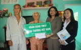 Vietcombank Sóng Thần tặng quà cho gia đình chính sách