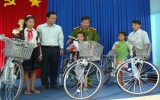 Niềm vui có xe đạp mới của 3 học trò mồ côi