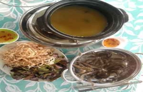 Thưởng thức bạch tuộc nhúng mẻ