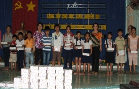 CLB Nữ doanh nhân Bình Dương trao mái ấm tình thương cho phụ nữ nghèo