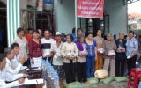 Khu phố Bình Thuận II, phường Thuận Giao, TX Thuận An tặng quà cho công nhân và hộ nghèo