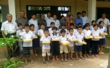 Hội Chữ thập đỏ tỉnh Bình Dương thăm, tặng quà cho học sinh tỉnh Tây Ninh