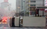 Siêu bão đổ bộ vào Nhật khiến 30 người bị thương
