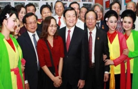 国家主席张晋创出席“越南戏剧艺术家协会55周年”展览开幕式