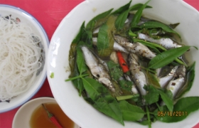 Lạ vị cá linh kho lá cóc non