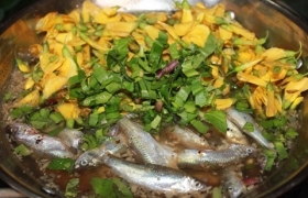 Cá linh nấu lẩu chua