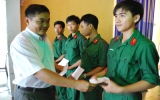 Thuan An town leaders grant gifts to new soldiers