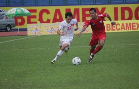 2012年平阳电视台（BTV）杯∶平阳Becamex足球队以四比一打败越南U22国家足球队直接进入半决赛