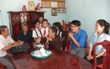 Xã đoàn An Điền (Bến Cát) tổ chức thăm và tặng quà cho Mẹ Việt Nam anh hùng