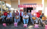 Hội Chữ thập đỏ tỉnh Bình Dương thăm và tặng quà cho người nghèo tỉnh Bình Thuận