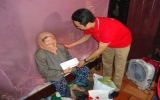 Chi đoàn Ngân hàng Đại Á chi nhánh Bình Dương thăm và tặng quà cho người già neo đơn phường Hiệp Thành (TP.TDM)