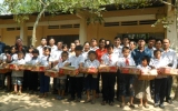 Hội Chữ thập đỏ tỉnh Bình Dương thăm, tặng quà học sinh nghèo tỉnh Tây Ninh