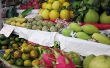 Giá trái cây phục vụ tết tăng cao