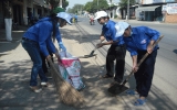 Đoàn viên thanh niên thị trấn Thái Hòa (Tân Uyên) tham gia bảo vệ môi trường