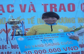 2013年平阳国际女子自行车赛结束：平阳队运动员高氏锦丽获得最终黄衫称号