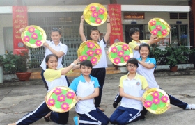 雄王高中学校举办2013年第18次“越南始祖雄王忌日”活动