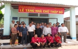 Hội Chữ thập đỏ thị trấn Tân Phước Khánh (Tân Uyên) trao tặng nhà chữ thập đỏ cho người nghèo
