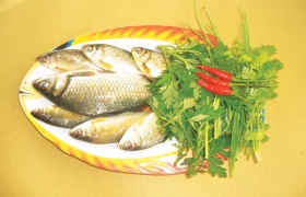 Canh ngải cứu cá diếc