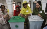 Người dân Pakistan đi bầu cử bất chấp bạo lực