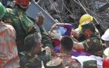 Sống sót sau 17 ngày sập nhà tại Bangladesh