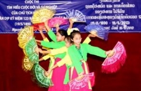 Học sinh Việt kiều tại Lào thi tìm hiểu về cuộc đời Bác