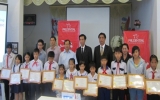 Prudential trao học bổng cho học sinh nghèo hiếu học huyện Dầu Tiếng