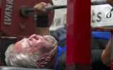 91 tuổi vừa nằm vừa nâng tạ 85 kg