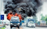 Xe tải cháy ngùn ngụt trên cao tốc Bắc Thăng Long – Nội Bài