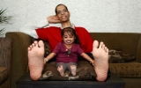 Cô gái nhỏ nhất gặp gỡ người đàn ông có bàn chân to nhất thế giới
