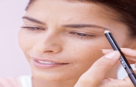 Làm đẹp cấp tốc với những vật dụng trên bàn làm việc