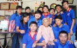 Binh Thang ward’s youths pay gift visit to local heroic mother