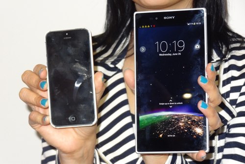 Sony-Xperia-Z-Ultra-size-versus-iPhone-4